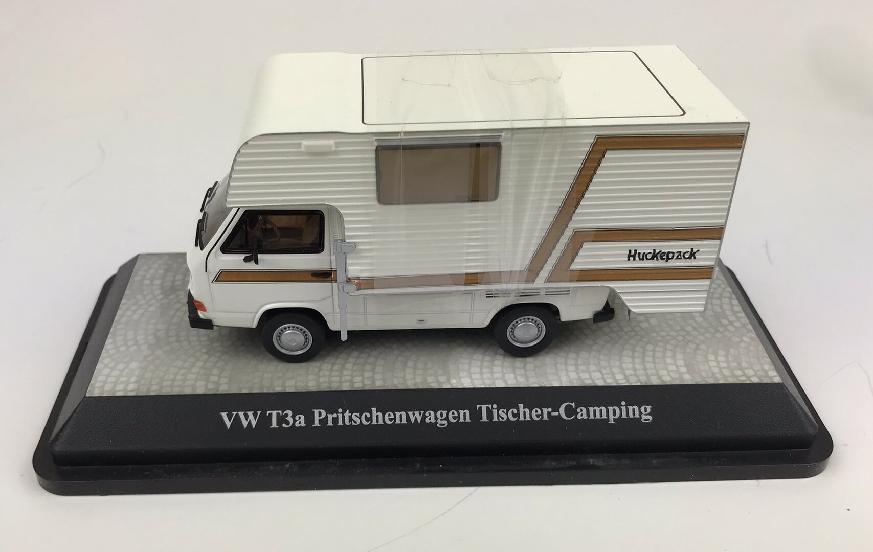 Voordracht Bowling Justitie Premium Classixxs 1:43 Volkswagen T3a Tischer Camper wit br - JSN  modelauto's