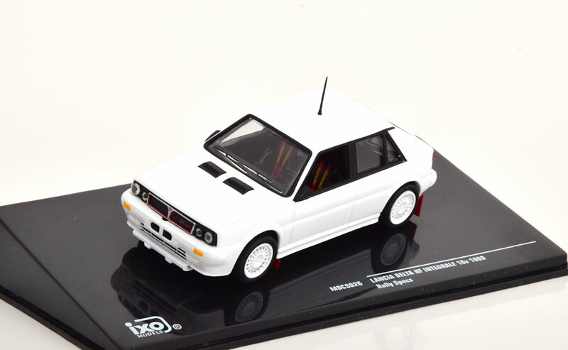 IXO 1:43 Lancia Delta HF 4WD 1989 wit Plain Body version met extra velgen 