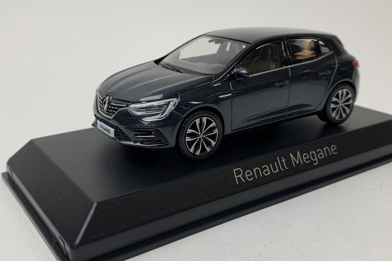 Norev 1:43 Renault Megane 2020 Titanium Grey, in vitrine