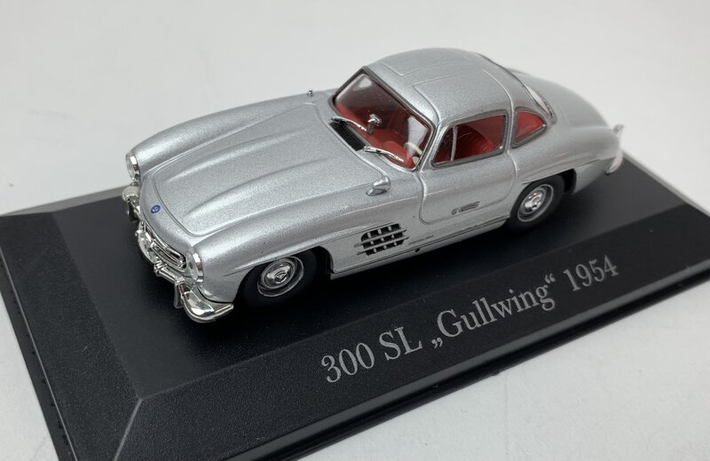 Atlas 1:43 Mercedes Benz SLR 1955 Uhlenhaut Coupe zilver, acryl kap kan beschadig zijn.