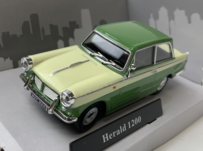 Cararama 1:43 Triumph Herald groen beige, in windowbox