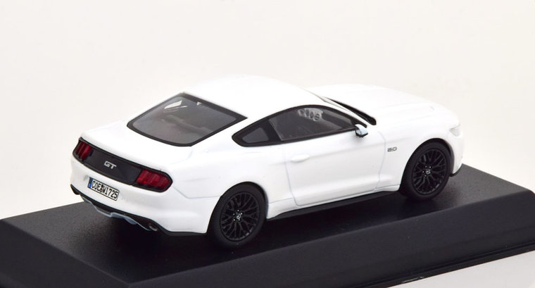 Norev 1:43 Ford Mustang 2016 - White in vitrine