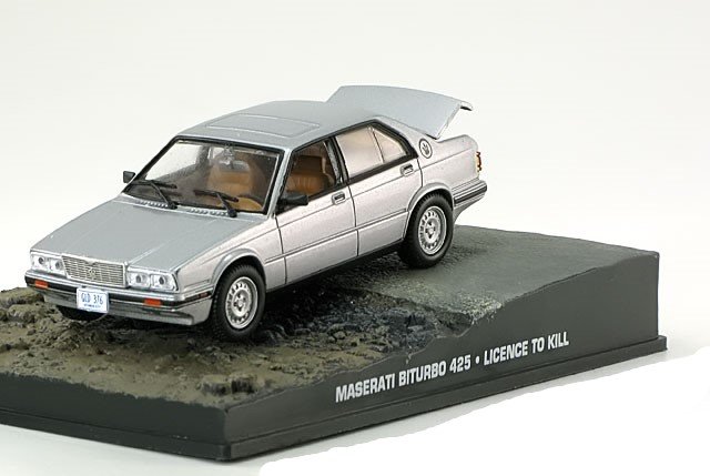 Atlas 1:43 Diorama Maserati Biturbo 425 James Bond &quot;Licence to Kill&quot; zilver