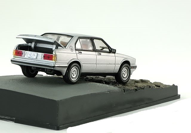 Atlas 1:43 Diorama Maserati Biturbo 425 James Bond &quot;Licence to Kill&quot; zilver