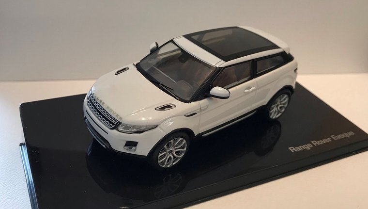 IXO 1:43 Range Rover evoque 3 doors, fuji white in dealerverpakking