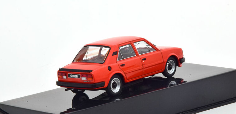 IXO 1:43 Skoda 120L Limousine 1983 rood