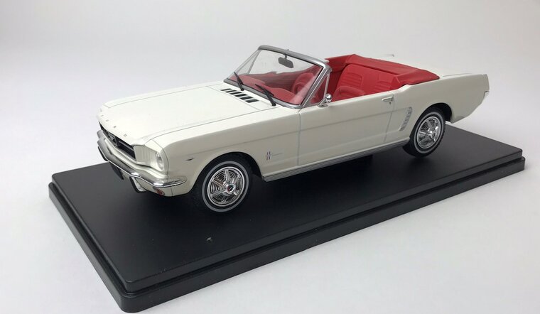 Atlas 1:24 Ford Mustang Cabriolet, creme 1965, in blisterverpakking