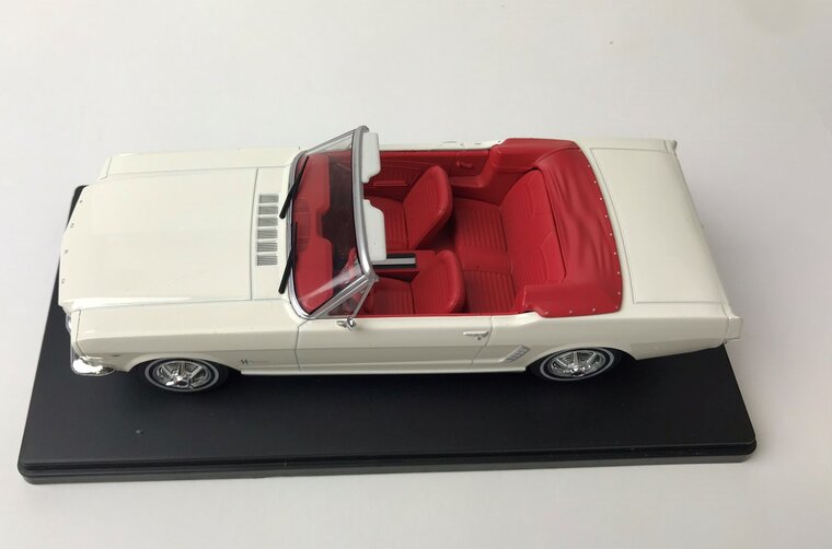 Atlas 1:24 Ford Mustang Cabriolet, creme 1965, in blisterverpakking