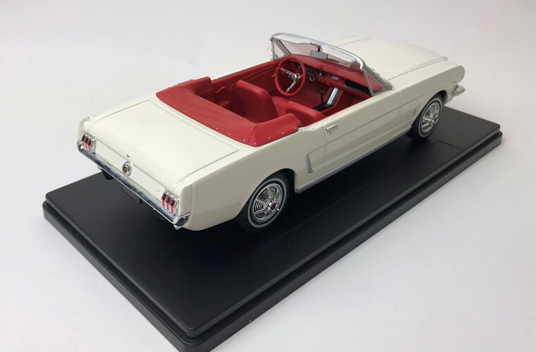 Atlas 1:24 Ford Mustang Cabriolet, creme 1965, in blisterverpakking