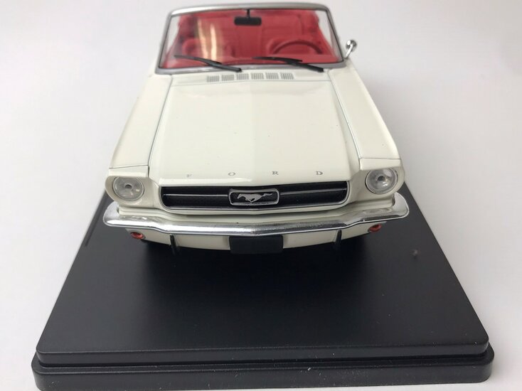 Atlas 1:24 Ford Mustang Cabriolet, creme 1965, in blisterverpakking