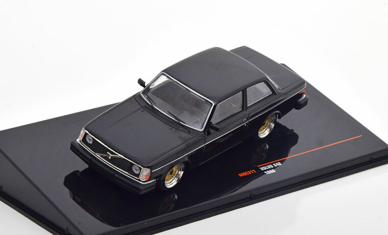 IXO 1:43 Volvo 242 Custom 1980 zwart, in vitrine.