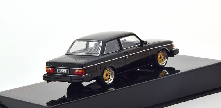 IXO 1:43 Volvo 242 Custom 1980 zwart, in vitrine.