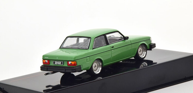 IXO 1:43 Volvo 242 Custom 1980 groen, in vitrine