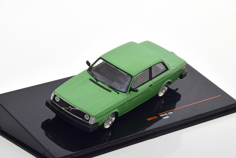 IXO 1:43 Volvo 242 Custom 1980 groen, in vitrine