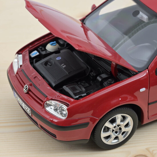 Norev 1:18 Volkswagen Golf IV 2002 rood