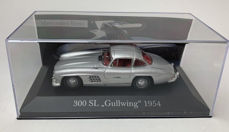 Atlas 1:43 Mercedes Benz SLR 1955 Uhlenhaut Coupe zilver, acryl kap kan beschadig zijn.