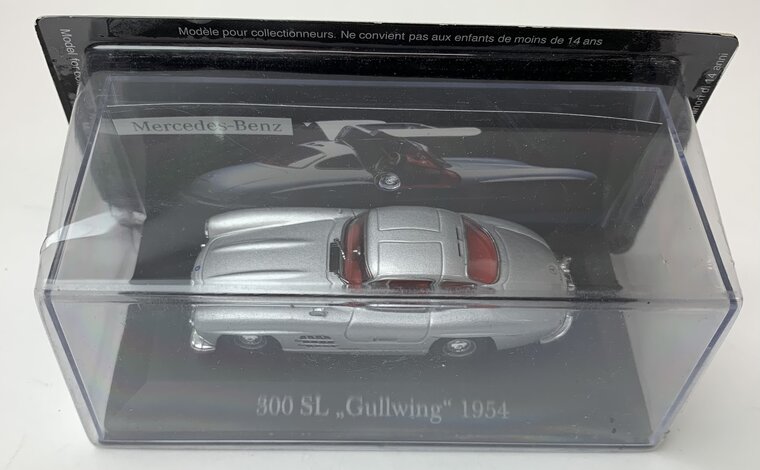 Atlas 1:43 Mercedes Benz SLR 1955 Uhlenhaut Coupe zilver, acryl kap kan beschadig zijn.