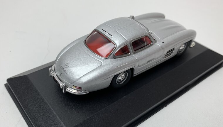 Atlas 1:43 Mercedes Benz SLR 1955 Uhlenhaut Coupe zilver, acryl kap kan beschadig zijn.