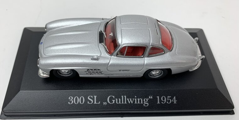 Atlas 1:43 Mercedes Benz SLR 1955 Uhlenhaut Coupe zilver, acryl kap kan beschadig zijn.