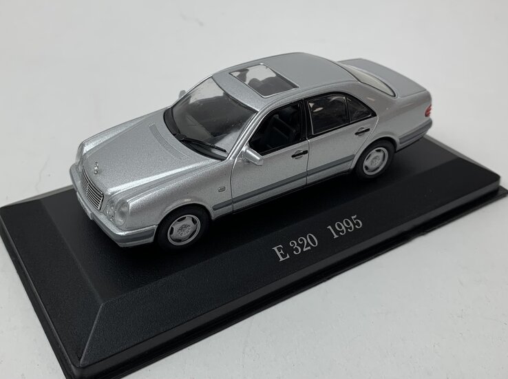 Atlas 1:43 Mercedes Benz E320 1995 zilver, acryl kap kan beschadig zijn