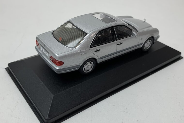 Atlas 1:43 Mercedes Benz E320 1995 zilver, acryl kap kan beschadig zijn