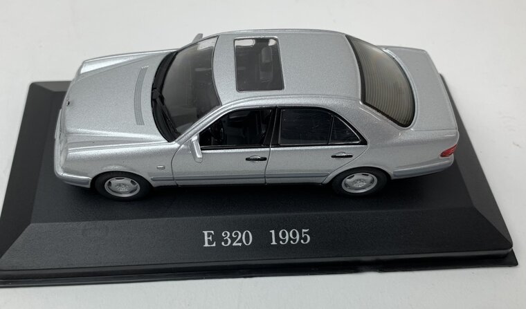 Atlas 1:43 Mercedes Benz E320 1995 zilver, acryl kap kan beschadig zijn