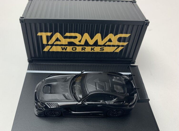 Tarmac 1:64 Mercedes Benz AMG GT3 no3 boxset incl. 4 modelautos, 6x Container, 3 figuren en accessoires Me X Like black special edition