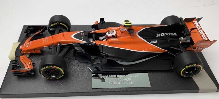 Minichamps 1:18 McLaren Honda Stoffel Vandoorne Chinese GP 2017