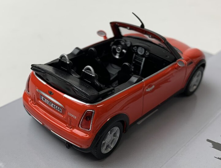 Cararama 1:43 Mini Cooper Cabriolet 2005 rood, in windowbox