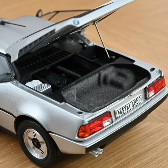 Norev 1:18 BMW M1 1980 zilver metallic