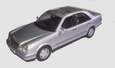 Atlas 1:43 Mercedes Benz E320 1995 zilver, acryl kap kan beschadig zijn