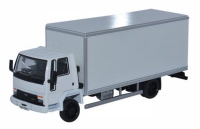 Oxford 1:76 Ford Cargo box van wit