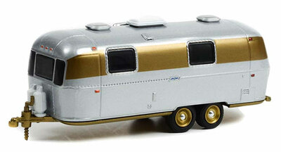 Greenlight 1:64 Airstream Double-Axle 1972 Land Yacht Safari, chrome/gold, Hitched Homes series 12