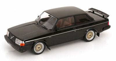 IXO 1:18 Volvo 240 Turbo Custom 1984 zwart