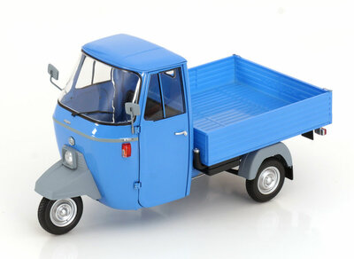 Mitica 1:18 Piaggio Ape P501 Pick up 1979 lichtblauw met vitrine