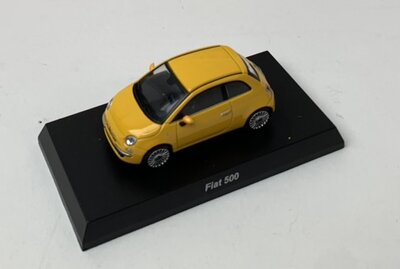 Kyosho 1:64 Fiat Nuova 500 geel 2007 with book