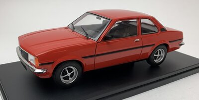 Atlas 1:24 Opel Ascona rood in blisterverpakking