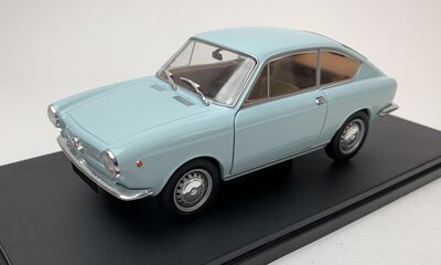 Atlas 1:24 Fiat 850 Coupe 1965 lichtblauw in blisterverpakking