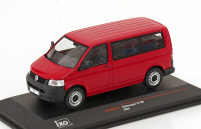 IXO 1:43 Volkswagen T5 bus 2003 rood