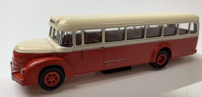 Brekina 1:87 MAN MKN Rundhauber 1952 rood / beige bus