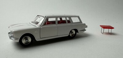  Dinky Toys 1:43 Simca 1500 Break. Edition Atlas  (incl inklapbaar tafeltje in 1:43)