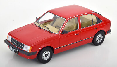 Triple9 1:18 Opel Kadett D 5 deurs, rood met beige interieur 1984