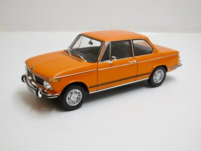 Kyosho 1:18  BMW 2002 tii, oranje 1972