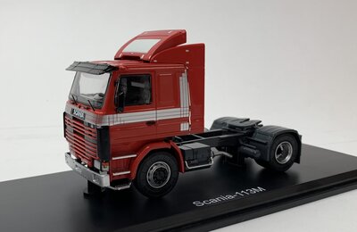 Premium ClassiXXs 1:43 Scania 113 M rood, trekker in vitrine