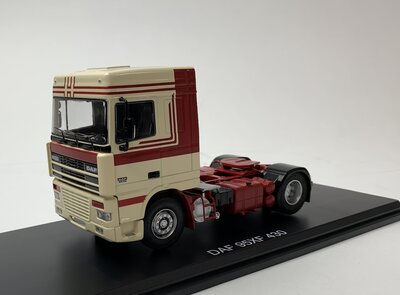 Premium ClassiXXs 1:43 DAF 95 XF 430 beige / donkerrood, trekker in vitrine