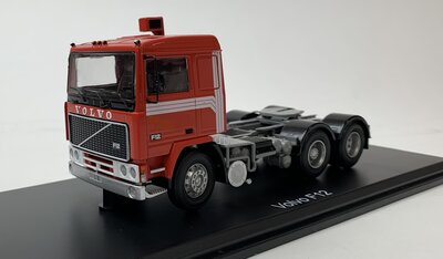 Premium ClassiXXs 1:43 Volvo F 12 rood, trekker in vitrine