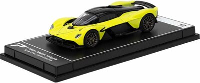 Poster Cars 1:64 Aston Martin Valkyrie Lime Essence Hypercar League Collection No.12 in vitrine