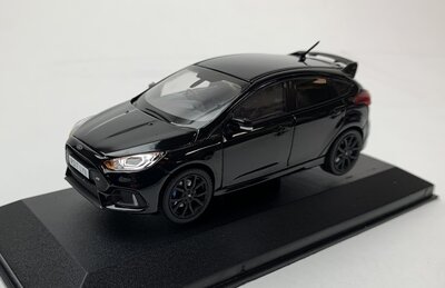 Vanguards 1:43 Ford Focus MK III RS zwart