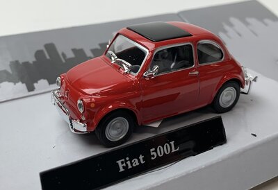 Cararama 1:43 Fiat 500 L rood met zwart dak