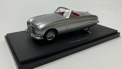 AutoCult 1:43 Triumph TR-X, grijs metallic 